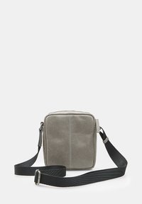 Borsa grigia in pelle texturizzata con forma rettangolare, chiusura superiore con zip e tracolla nera regolabile. Design minimale, senza decorazioni visibili.