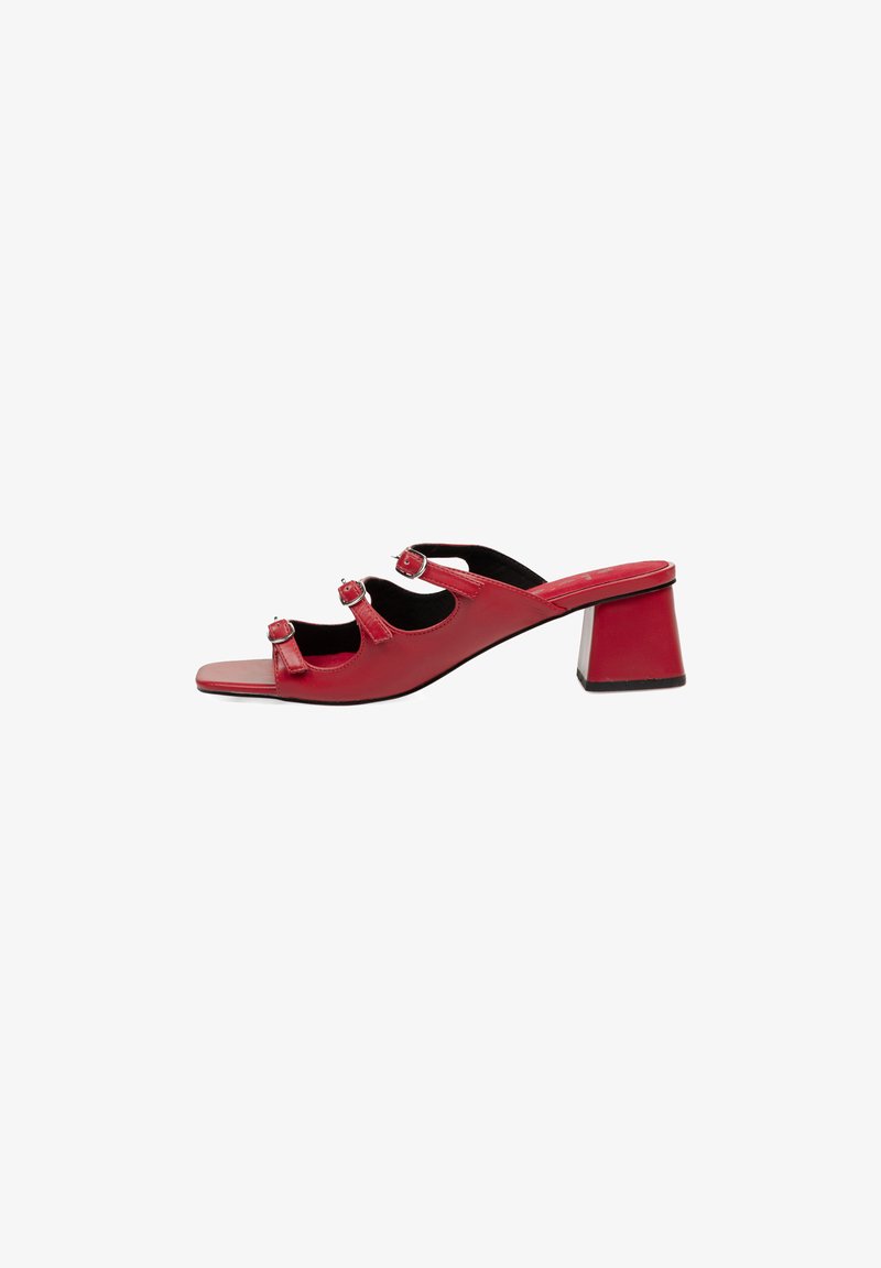 Sandalias de cuero rojo con punta cuadrada, tres correas estrechas con hebillas y un tacón cuadrado brillante. Textura suave y diseño moderno.