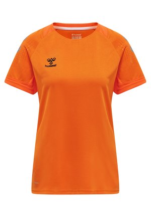 Orange atletisk skjorte lavet af åndbart stof. Har rund halsudskæring, korte ærmer og et logo på brystet. Texturerede detaljer på skuldrene.