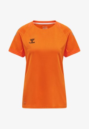 Orange atletisk skjorte lavet af åndbart stof. Har rund halsudskæring, korte ærmer og et logo på brystet. Texturerede detaljer på skuldrene.