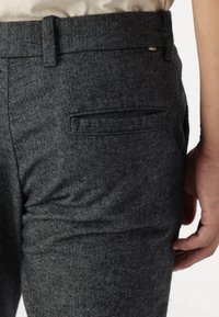 Graue Fischgrät-Hosen mit einer Gesäßtasche und Gürtelschlaufen, aus strukturiertem Stoff und mit einer taillierten Passform.