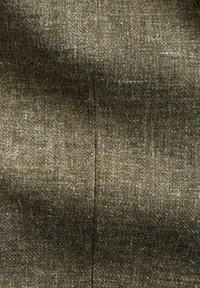Strukturierter grau-brauner Stoff zeigt ein gewebtes Muster mit subtilen Tonvariationen und weist eine schwache vertikale Nahtdetail auf.
