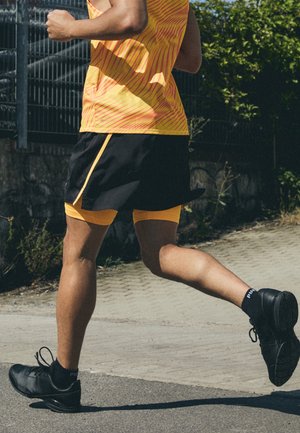 Puma RUN FAVORITE VELOCITY WOVEN 2IN1 SHORT M - Sports shorts - black/sunset glow