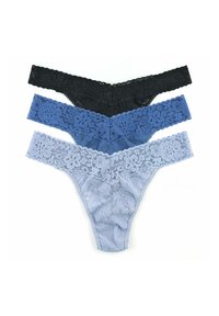 Set van drie kanten stringen in zwart, donkerblauw en lichtblauw. Elke heeft een bloemenpatroon en golvende randen.