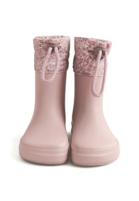 Rožinės guminės lietaus batai su gėlių raštu dekoruotais audinio apkaustais, raišteliais viršuje, lygiu vandeniui atspariu paviršiumi ir apvalia bato forma.