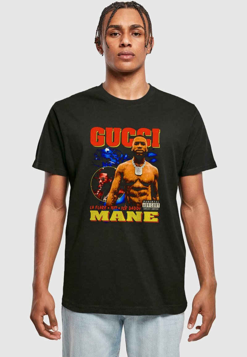 Sort bomulds T-shirt med et grafisk print af en muskuløs mand med teksten "GUCCI MANE" i fede røde og gule bogstaver.