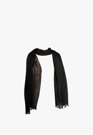 Écharpe noire légère avec léger éclat et bords frangés, drapée librement avec les extrémités pendantes.