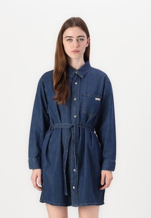 BELTED SHIRT DRESS - Haljina od trapera - denim blue
