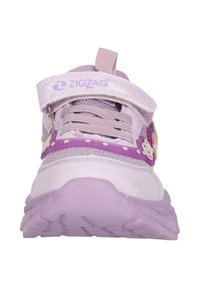 Chaussure de sport violette et blanche avec des panneaux en maille, des accents à motif d'étoiles, une sangle réglable, et une semelle en caoutchouc texturée.