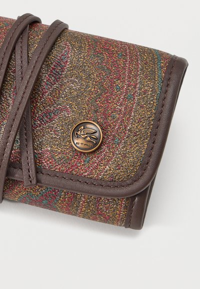 Portefeuille en tissu compact avec motif cachemire multicolore, bordure en cuir marron, longue sangle en cuir et bouton logo Etro en bronze sur le rabat avant.