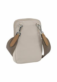 Kleine beigefarbene Umhängetasche mit silbernen Verschlüssen, breitem braunem verstellbarem Riemen und einem Hauptfach mit Reißverschluss.