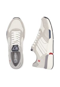 Baskets grises en daim et en mesh avec des accents blancs, comprenant un système de laçage, un col rembourré et une semelle texturée. Logo de la marque sur la languette.