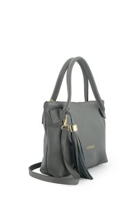 Graue Lederhandtasche mit strukturiertem Finish, doppelten Obergriffen, abnehmbaren Schulterriemen und einer Quastenakzentuierung. Goldfarbene Hardware-Details.