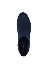 Stivale alla caviglia blu navy con texture in pelle liscia, punta rotonda, tacco basso e dettaglio con zip laterale. L'interno presenta il marchio sulla soletta.