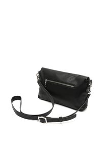 Borsa clutch in pelle nera con finitura testurizzata, dotata di una tasca con zip sulla parte anteriore e di una tracolla regolabile.