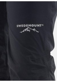 Zwarte outdoorbroek van duurzaam materiaal, met een logo van bergen en "SWEDEMOUNT" gedrukt op de linker bovenbeen.