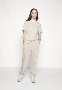 Nike Sportswear W NSW ESSNTL PANT FLC TREND - Calças de fato de treino - sanddrift/white