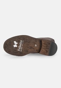 Semelle de chaussure en cuir brun avec caoutchouc texturé brun, comportant un logo floral et la taille "37" estampillée en blanc.