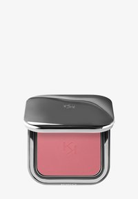 Kompakter Rouge in einem gl änzenden silbernen Gehäuse, mit einem weichen rosa Puder im Inneren, das ein geprägtes Logo und einen polierten, geschwungenen oberen Bereich aufweist.