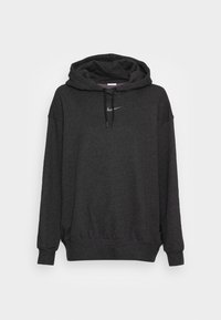 Sudadera gris carbón fabricada en un tejido suave, con un bolsillo frontal tipo canguro, capucha con cordón y pequeño logo en el pecho.