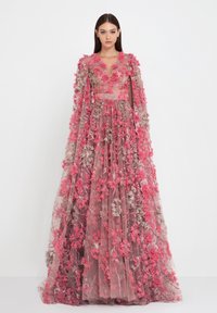 Langes pinkfarbenes Kleid mit Blumenstickerei, das transparente Schichten und lange Ärmel aufweist. Entworfen mit einem V-Ausschnitt und aufwändigen Blütenblattdetails.