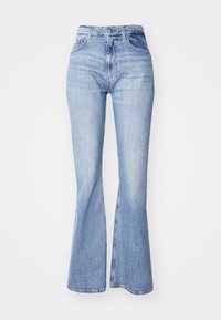 Vaqueros de campana de color azul claro, fabricados en denim, con cintura alta, diseño de cinco bolsillos y un sutil desgaste a lo largo de las piernas.