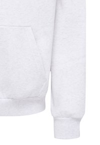 Sweat à capuche gris clair ; matière en polaire douce ; poche kangourou à l'avant ; poignets et ourlet côtelés ; design minimaliste ; sans logos visibles.