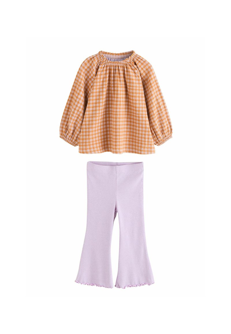 Rutigt orange långärmad topp med draperad halsringning och lilafärgade byxor med utsvängda ben och volangkant. Tillverkad i bomull, avslappnad design.