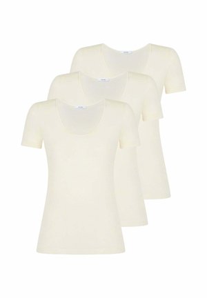 Tre semplici t-shirt crema a maniche corte con scollature arrotondate, impilate e sovrapposte su uno sfondo bianco.