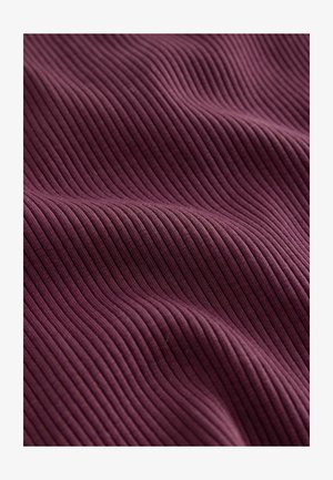 Tissu côtelé de couleur bourgogne foncé, présentant une surface douce et texturée avec des lignes parallèles. Le matériau a une apparence lisse et extensible.