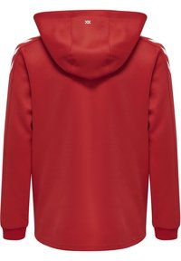 Rode hoodie met lange mouwen en witte chevronstrepen op de schouders, gezien vanuit de achterkant.