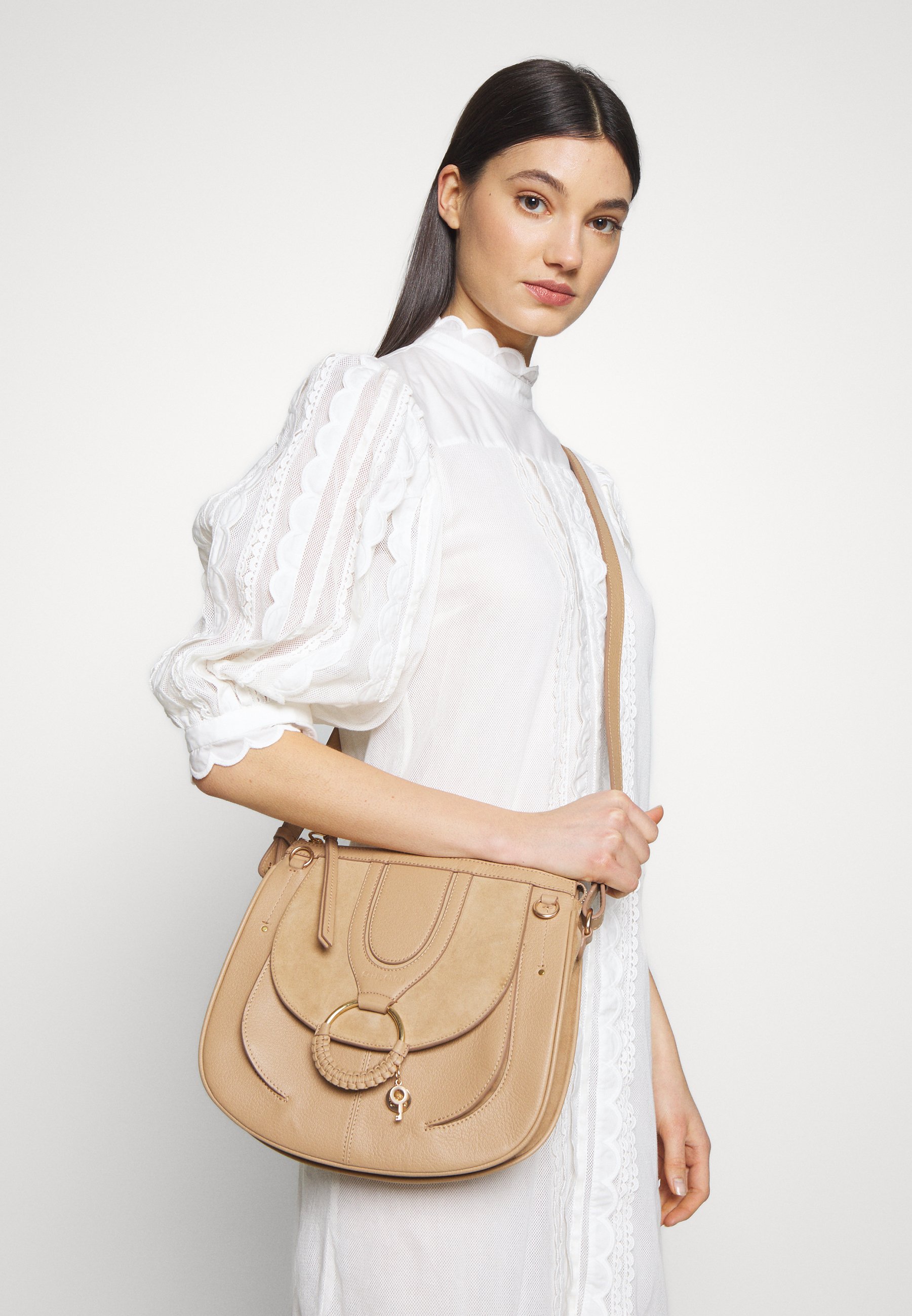 See by Chloé HANA SMALL Håndveske coconut brownlysebrun See by Chloé HANA SMALL Håndveske coconut brownlysebrun