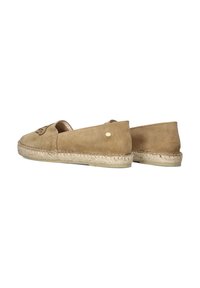 Beige suede espadrilles met een gestikte accent aan de vamp en een geweven jute middenzool. Platter zool met minimale hardwaredetails.
