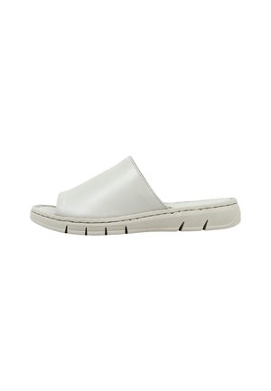 Sandalia blanca tipo slip-on con parte superior cerrada, puntera abierta y suela texturizada con ranuras horizontales para agarre, mostrada en perfil lateral.