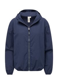 Jūrinės mėlynos spalvos gobtuvu apsaugota vėjo nepraleidžianti striukė, pagaminta iš lengvos medžiagos, su pilno ilgio užtrauktuku priekyje, elastingomis rankogaliais ir šiek tiek tekstūruota paviršiaus struktūra.