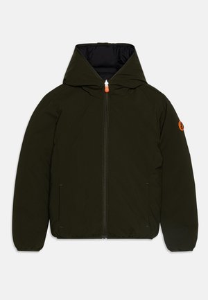 Giacca verde scuro con cappuccio, zip frontale e zip di colore arancione a contrasto. Caratterizzata da polsini elasticizzati e tasche laterali. Tessuto morbido e liscio.