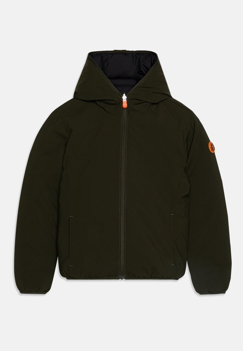 Giacca verde scuro con cappuccio, zip frontale e zip di colore arancione a contrasto. Caratterizzata da polsini elasticizzati e tasche laterali. Tessuto morbido e liscio.