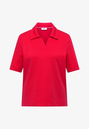 Rotes Polohemd mit kurzen Ärmeln, Kragen und V-förmigem Ausschnitt, mit der Aufschrift "Cecil", vor weißem Hintergrund.