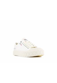 Valkoiset kangastennarit, joissa on teksturoidulla timanttikuvioisella pohjalla, pyöreät hopeiset reiät ja punaiset sekä siniset korosteväriset raidat sivuilla.