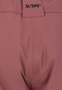 Viininpunainen vaate, jossa on sileä tekstuuri, ja joka sisältää bränditagin, jossa lukee "SLOPE". Tasaiset saumat ja muotoiltu malli.