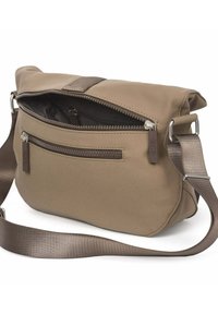 Bruine stoffen crossbodytas met een ritsvak aan de voorkant, een voorvak en verstelbare schouderriem. Gladde textuur met subtiel merkdetail.