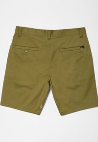 Oliven grønne shorts lavet af bomuld med en glat tekstur. Har to baglommer og et lille logotag på den højre lomme.