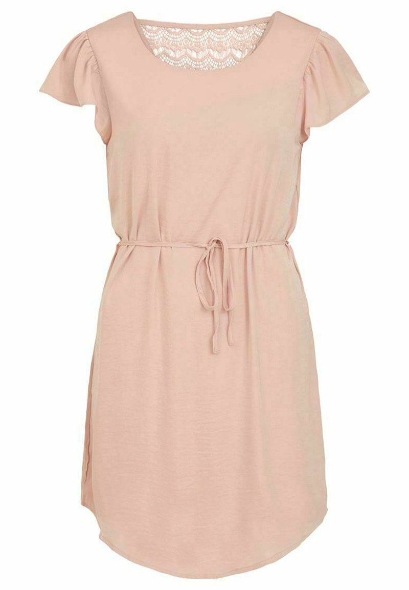 Robe rose clair à manches courtes avec détail en dentelle au niveau de l'encolure, taille froncée avec ceinture nouée et jupe légèrement évasée.