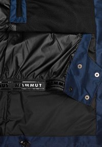 Schwarze und marineblaue Jacke mit einem Innenfutter aus glattem Stoff, einem Netzpaneel, einem verstellbaren elastischen Saum und einem Logo-Band mit Druckknopfverschlüssen.