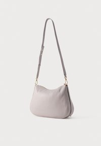 Γκρι δερμάτινη τσάντα χειρός με καμπυλωτό σχήμα, μακριά ρυθμιζόμενη τιράντα, χρυσά μεταλλικά στοιχεία και φερμουάρ στο πάνω μέρος. Ομαλή υφή.