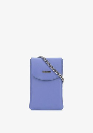 Fialová kožená kabelka přes rameno s řetízkovým popruhem, vybavená klopou a malou obdélníkovou destičkou s logem na přední straně.