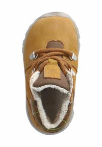 Zapato de cuero marrón y beige con puntera redondeada, que cuenta con un forro interior texturizado, cordones redondeados y una suela de goma blanca.