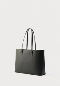 Juoda pirkinių rankinė su lygiu, tekstūruotu paviršiumi. Dvi ilgos rankenos ir struktūruota forma. Minimalistinis dizainas be matomų metalinių detalių.