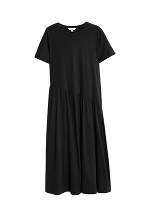 Robe midi noire à manches courtes avec un col rond et une couture asymétrique séparant le haut ajusté de la jupe froncée.