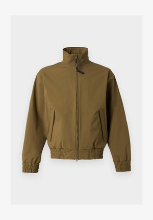 Smeđa jakna na patentni zatvarač s visokim ovratnikom, elastičnim manšetama i rubom, s dvije prednje džepove na jednostavnoj svijetloj pozadini.